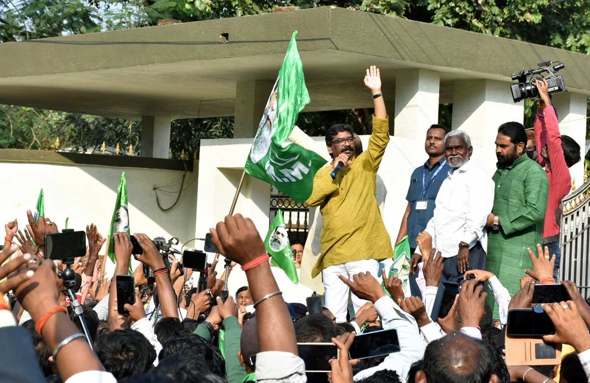 ईडी के समन पर हमलावर हेमंत सोरेन की खुली चुनौती, अगर गुनाह किया है तो सीधे गिरफ्तार करो ईडी के समन पर हमलावर हेमंत सोरेन की खुली चुनौती, अगर गुनाह किया है तो सीधे गिरफ्तार करो